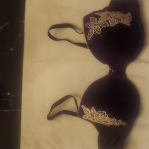 Black bra with lace applica.